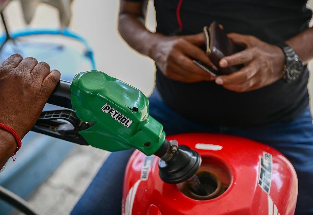 గ్లోబల్ మార్కెట్‌లో కలకలం – యుద్ధంతో ఆయిల్ రేట్లు పెరుగుతున్నాయి