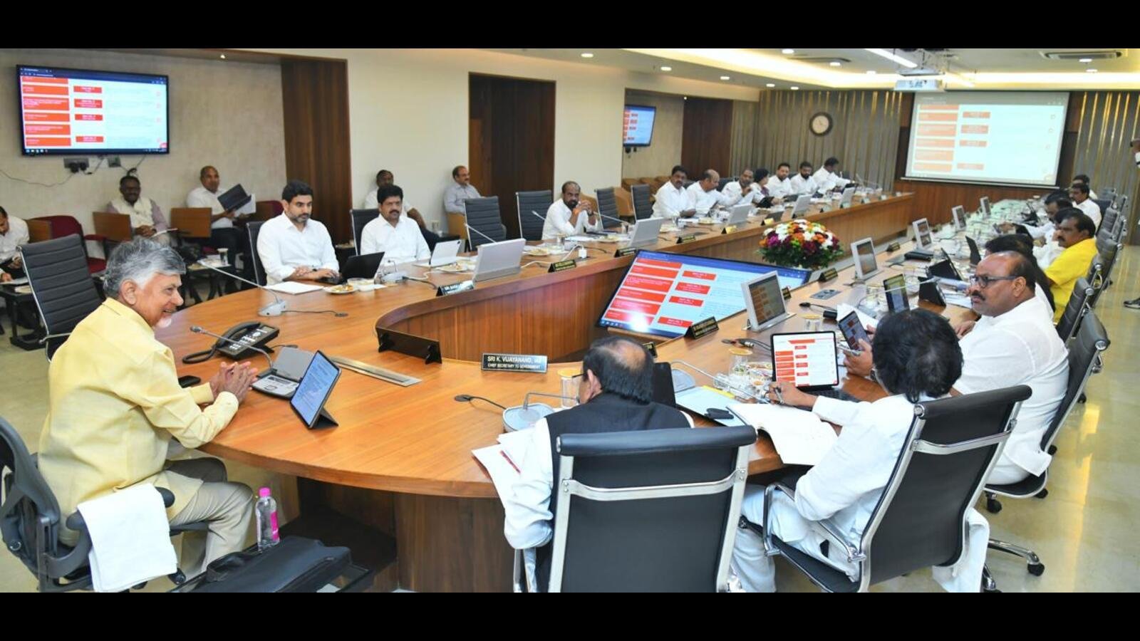 అమరావతి అభివృద్ధిపై భారీ నిర్ణయాలు.. అధికారులకు చంద్రబాబు విందు