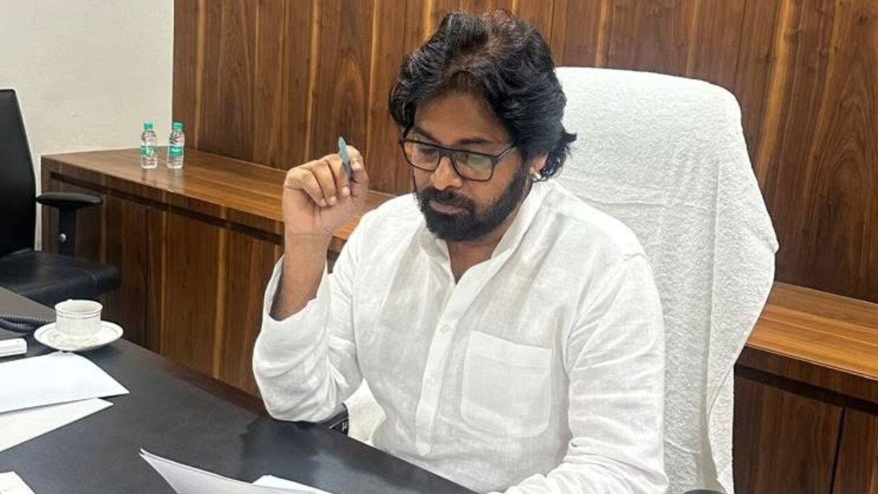 జనసేనలో వివాదం… పవన్ ఆరోగ్యానికి నేతలే కారణమా?