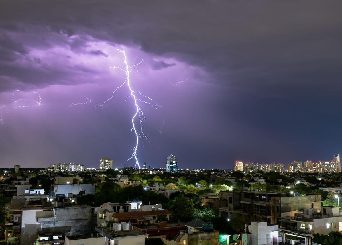 ఎండల మధ్య వర్షాల ఎఫెక్ట్: వచ్చే 4 రోజులు ఈదురుగాలులతో జల్లులు